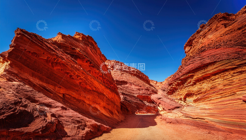 高清大图下载【趣麦麦图】蓝天之下的绚丽赤色丹霞峡谷风光