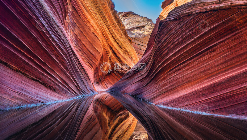 高清大图下载【趣麦麦图】波光倒影中的绚丽砂岩褶皱奇景