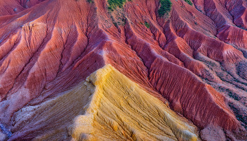 俯瞰色彩斑斓的褶皱大地景观