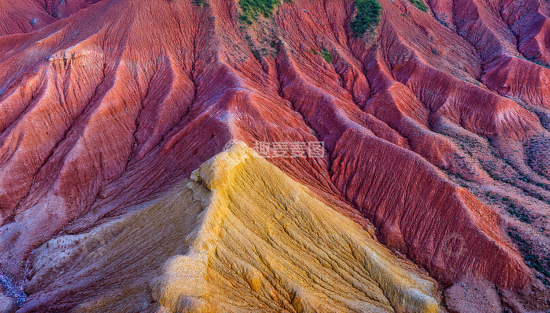 高清大图下载【趣麦麦图】俯瞰色彩斑斓的褶皱大地景观