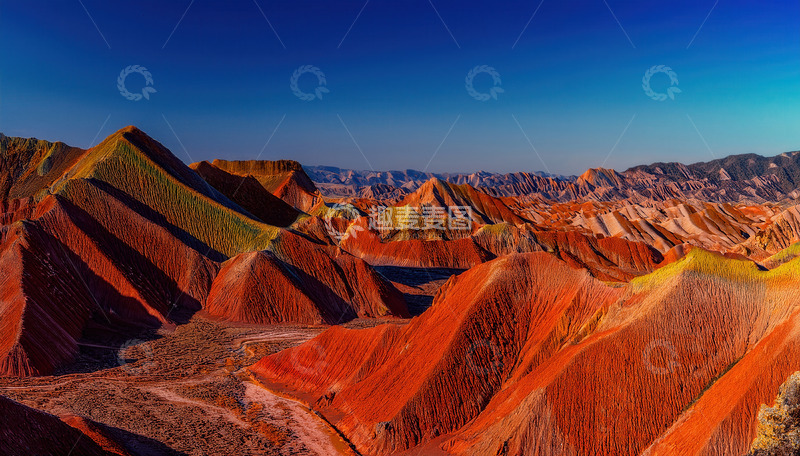 高清大图下载【趣麦麦图】蓝天映衬下的多彩丹霞连绵山峦