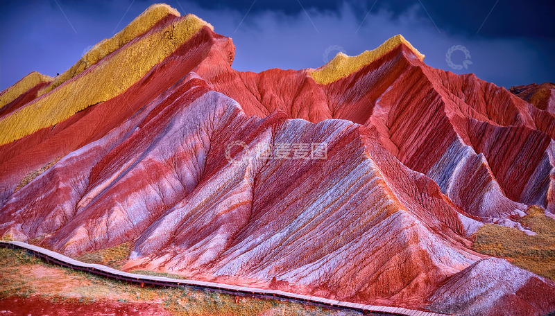 高清大图下载【趣麦麦图】暮霭中绚丽多彩的丹霞地貌风光