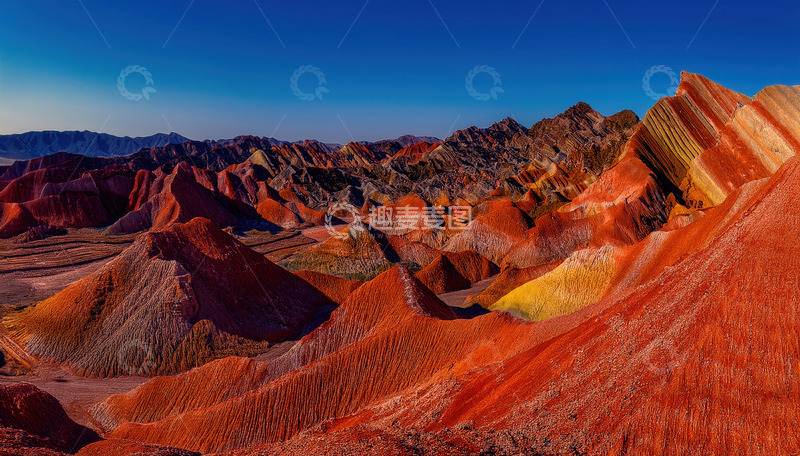 高清大图下载【趣麦麦图】蓝天映衬下的绚烂七彩丹霞景观