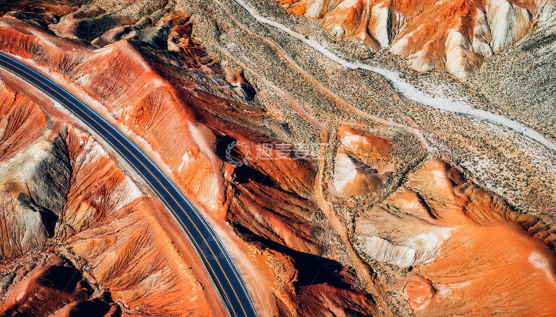高清大图下载【趣麦麦图】橙红山岩间的曲折黑色公路