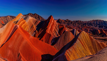 蓝天下色彩绚丽的梦幻丹霞地貌