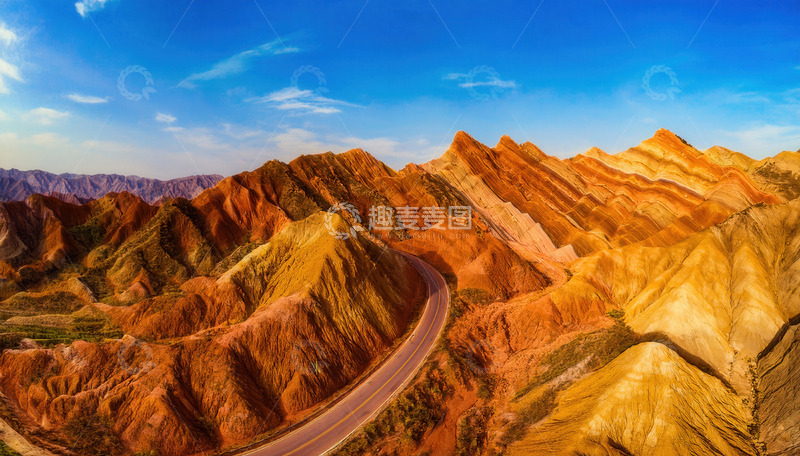 高清大图下载【趣麦麦图】蓝天下公路蜿蜒于多彩丹霞山间
