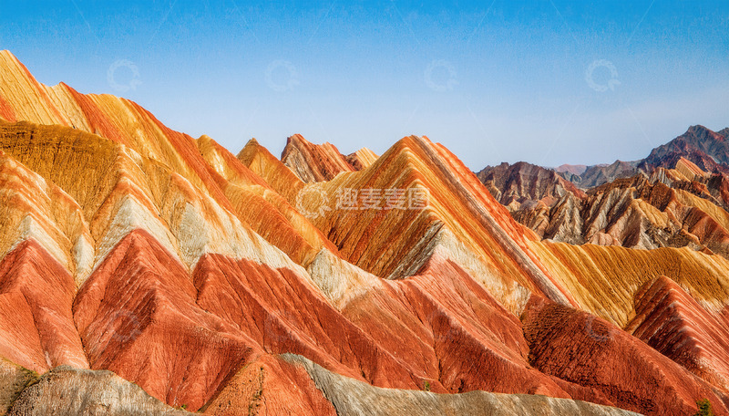 高清大图下载【趣麦麦图】蓝天之下五彩斑斓的丹霞山峦