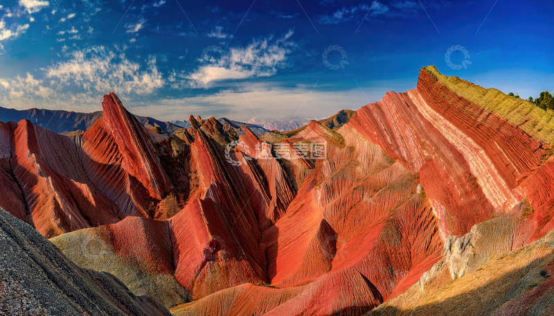 高清大图下载【趣麦麦图】蓝天缀云下的瑰丽七彩丹霞地貌