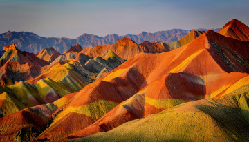 日暮下五彩斑斓的壮美丹霞丘陵