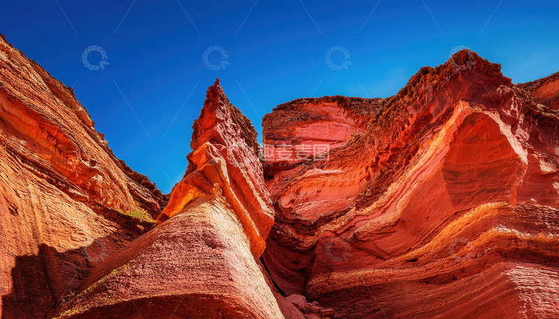 高清大图下载【趣麦麦图】蓝天背景下的奇妙赤色丹霞岩壁