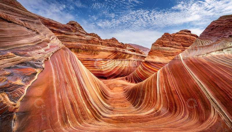 高清大图下载【趣麦麦图】蓝天之下的波浪形彩色砂岩地貌
