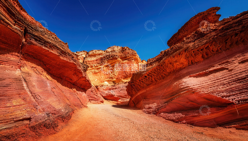 高清大图下载【趣麦麦图】蓝天映衬下的赤色峡谷丹霞风光