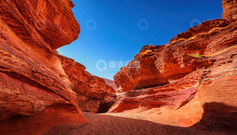 高清大图下载【趣麦麦图】蓝天映照着的壮美赤色丹霞峡谷