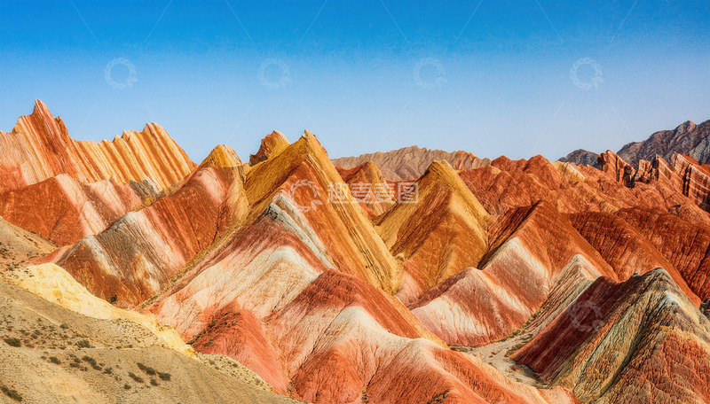 高清大图下载【趣麦麦图】蓝天映衬下的缤纷丹霞地貌奇观