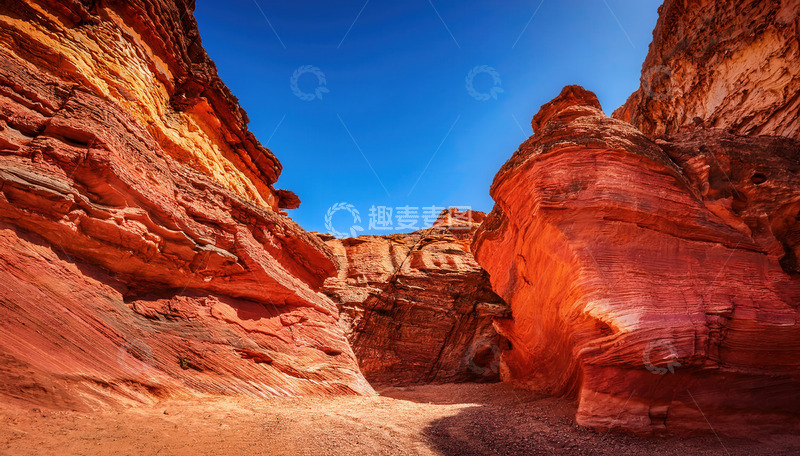 高清大图下载【趣麦麦图】蓝天之下的赤色丹霞峡谷奇景