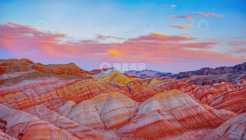 高清大图下载【趣麦麦图】日暮下绚丽多彩的梦幻丹霞奇观
