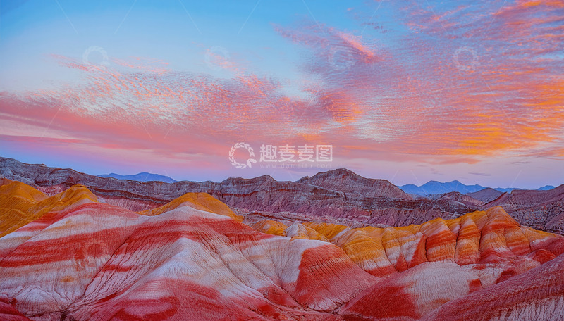 高清大图下载【趣麦麦图】晚霞中五彩交织的绝美丹霞地貌