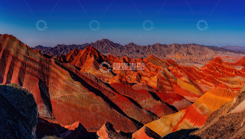高清大图下载【趣麦麦图】蓝天下色彩斑斓的壮美丹霞山脉