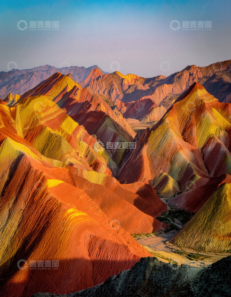 高清大图下载【趣麦麦图】蓝天之下色彩斑斓的梦幻丹霞地貌