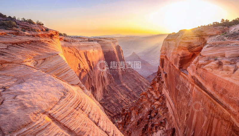 高清大图下载【趣麦麦图】落日余晖下的壮美红岩峡谷景色