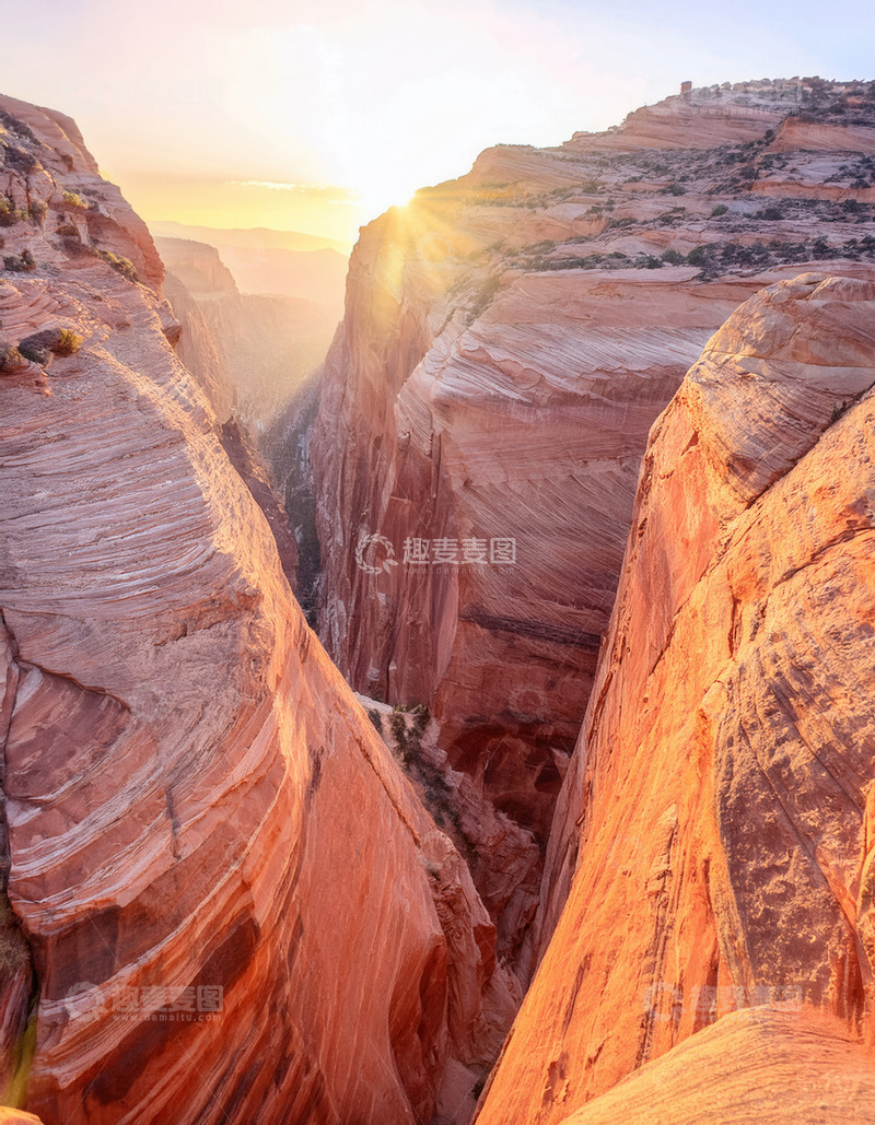 高清大图下载【趣麦麦图】日出映照下的壮丽红岩峡谷风光