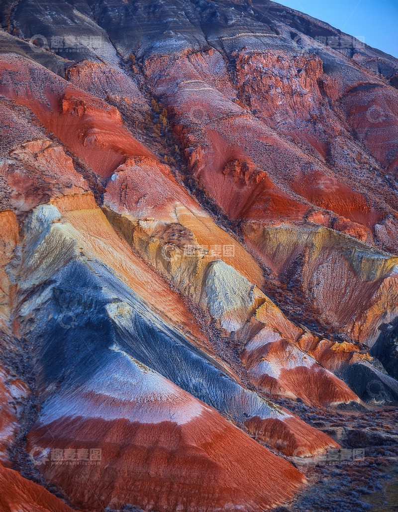 高清大图下载【趣麦麦图】蓝天背景下色彩绚丽的褶皱山峦