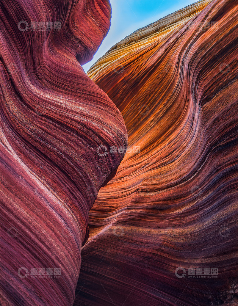 高清大图下载【趣麦麦图】蓝天映衬下绚丽扭曲的彩色岩石纹理