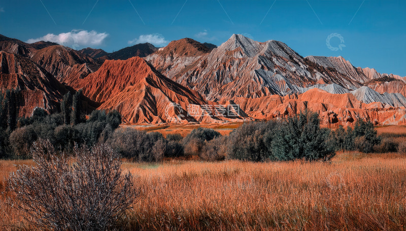高清大图下载【趣麦麦图】蓝天下多彩山峦与枯黄草地之景