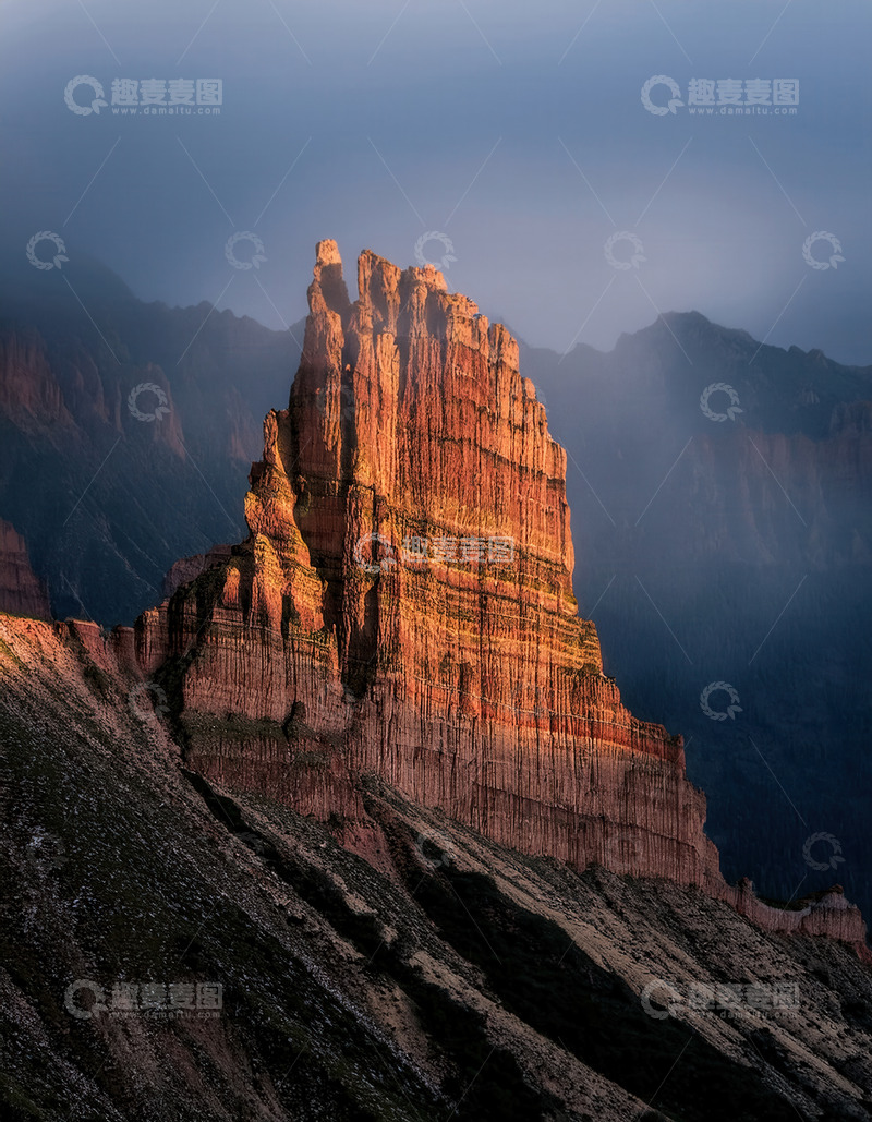 高清大图下载【趣麦麦图】雾中闪耀的赭红色雄伟岩柱