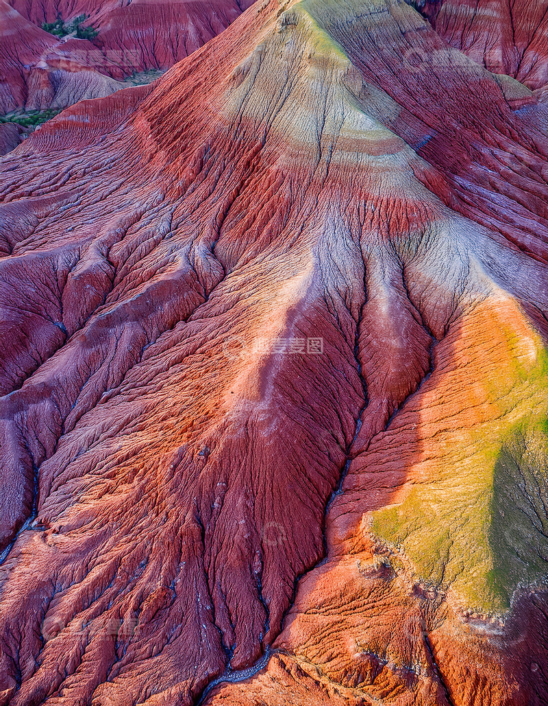 高清大图下载【趣麦麦图】色彩斑斓的褶皱红岩地貌景观