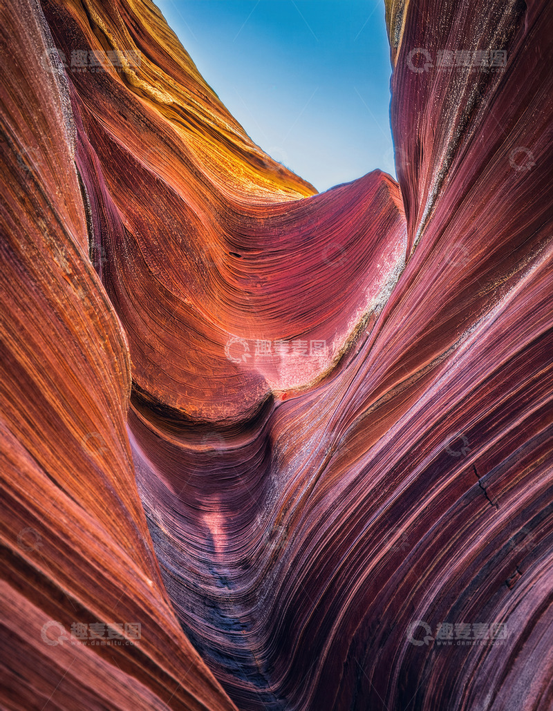 高清大图下载【趣麦麦图】蓝天映衬下的梦幻波浪状岩石峡谷