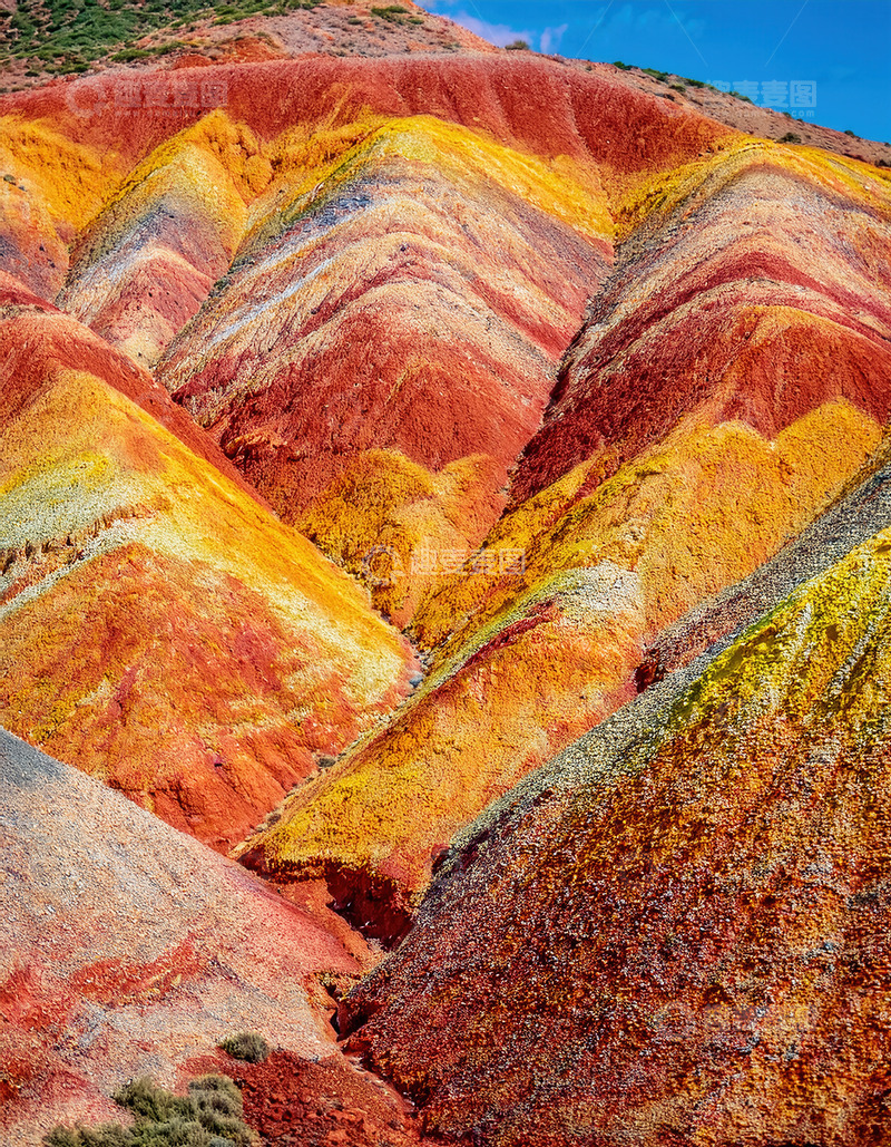 高清大图下载【趣麦麦图】蓝天之下色彩缤纷的梦幻山脉