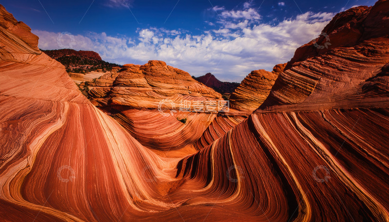 高清大图下载【趣麦麦图】蓝天与赤色波浪状岩石的壮美画面