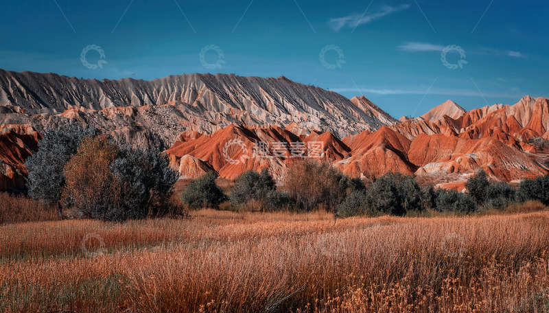 高清大图下载【趣麦麦图】蓝天旷野间色彩斑斓的壮丽山峦