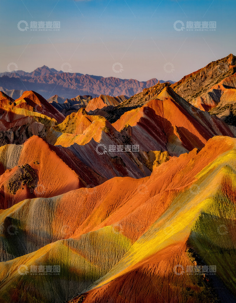 高清大图下载【趣麦麦图】天际下色彩缤纷的奇幻丹霞地貌