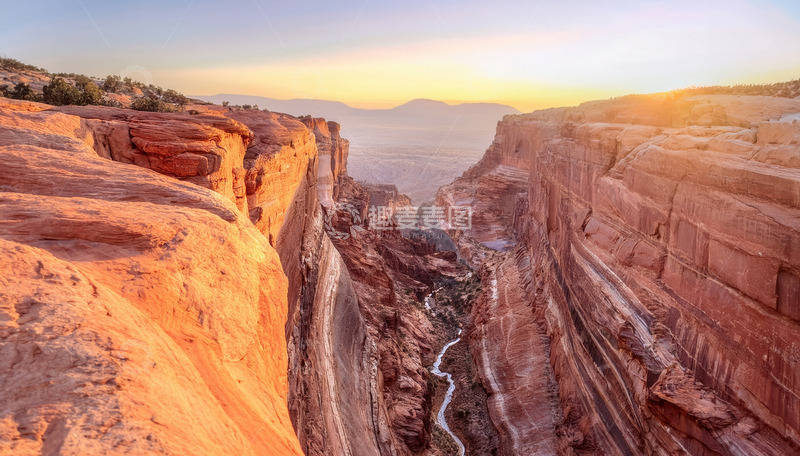 高清大图下载【趣麦麦图】夕照下壮观的红岩峡谷风光