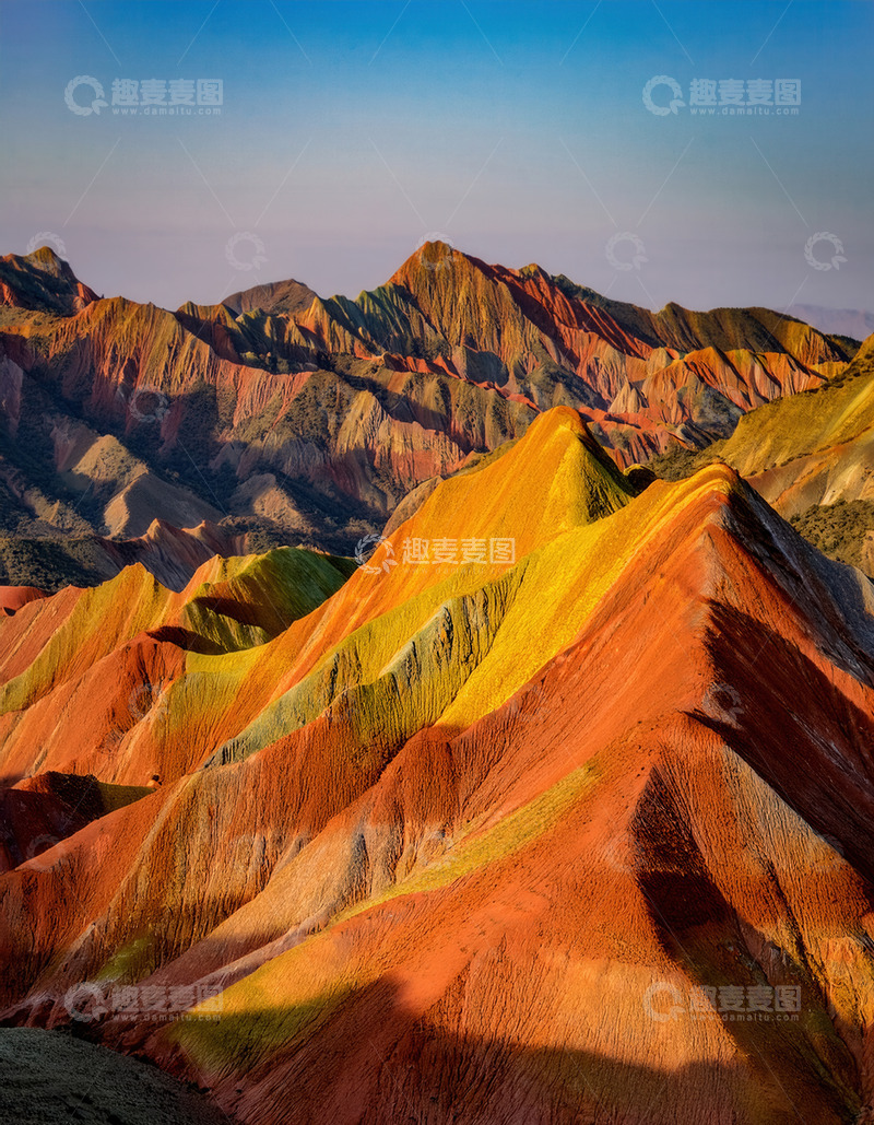 高清大图下载【趣麦麦图】蓝天之下五彩斑斓的壮丽丹霞山