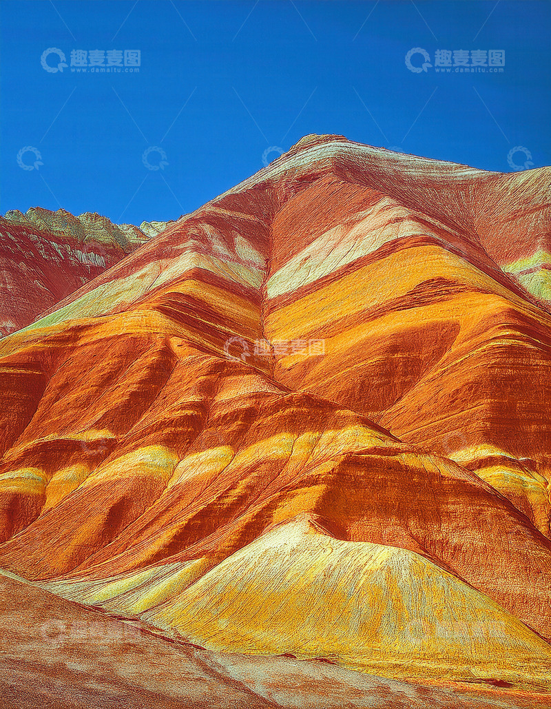高清大图下载【趣麦麦图】蓝天映衬下的绚丽多彩褶皱山峦