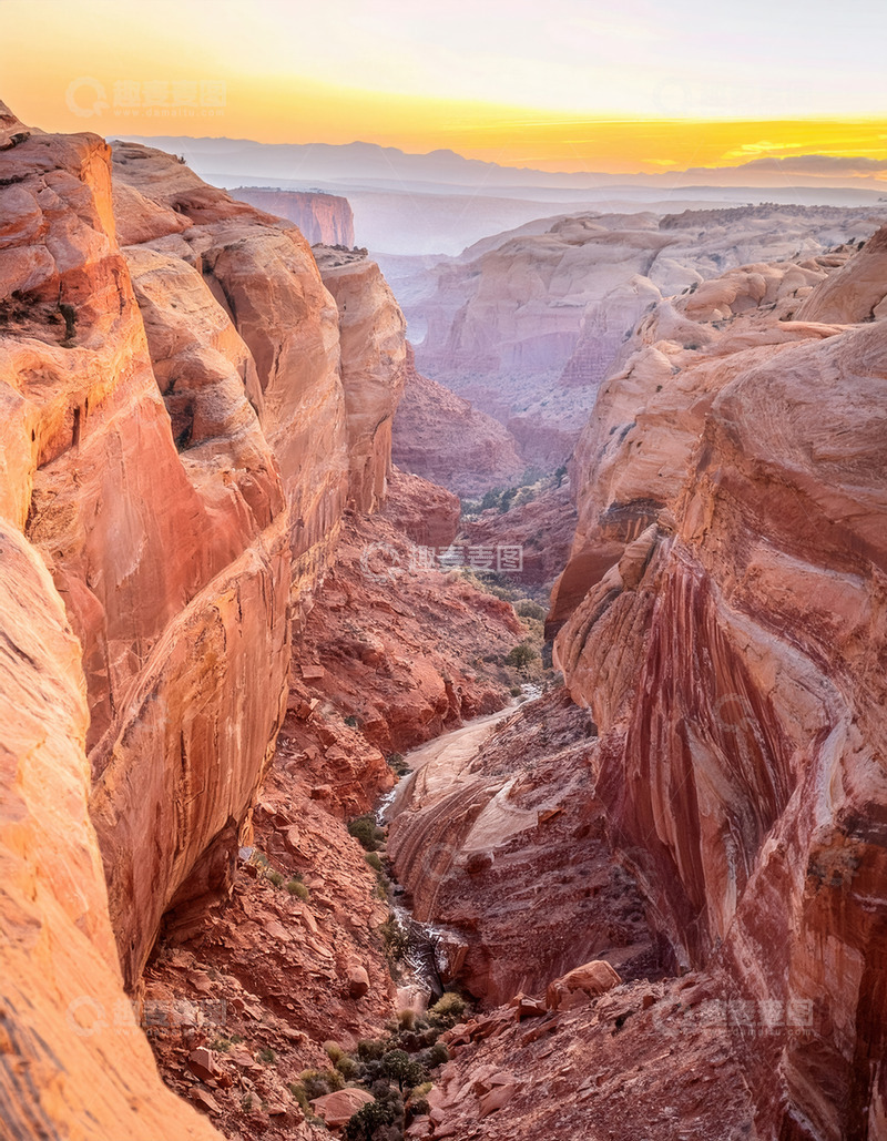 高清大图下载【趣麦麦图】晨曦中雄浑壮阔的红岩峡谷景观