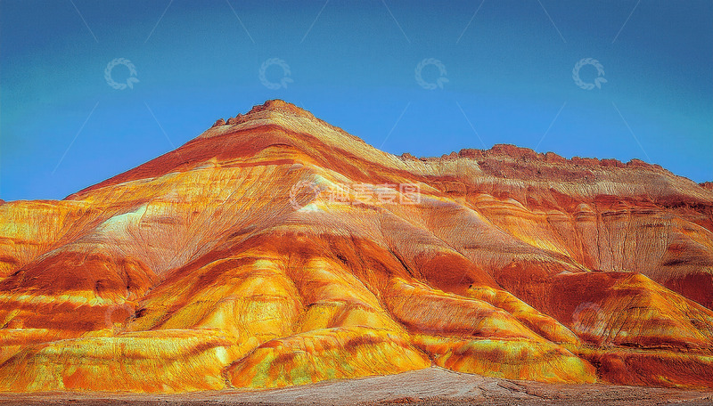 高清大图下载【趣麦麦图】蓝天下五彩斑斓的梦幻山峦景色