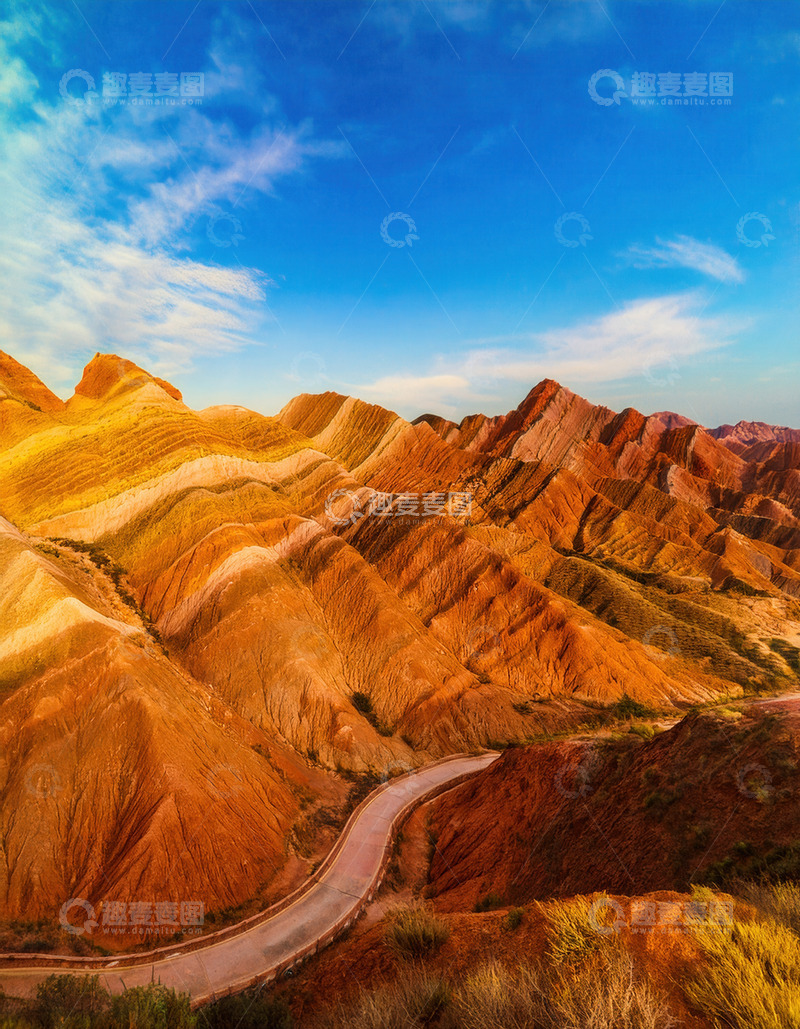高清大图下载【趣麦麦图】蓝天下盘旋于七彩丹霞间的公路