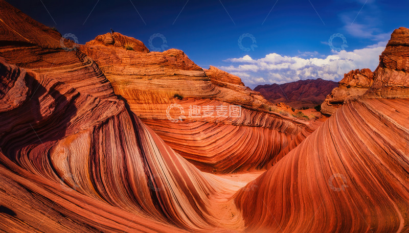 高清大图下载【趣麦麦图】蓝天映衬下的红色波浪岩石奇观