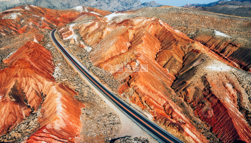 高清大图下载【趣麦麦图】蜿蜒于赤色山峦间的黑色公路
