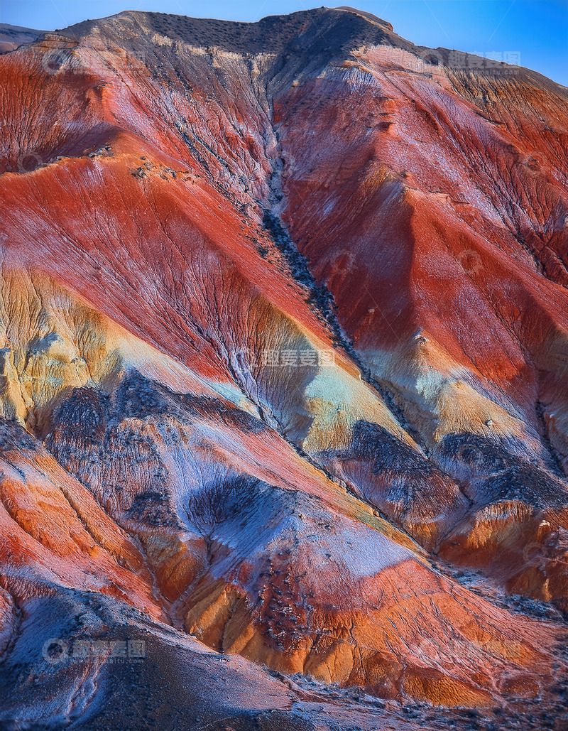 高清大图下载【趣麦麦图】蓝天下色彩斑斓的梦幻褶皱山脉