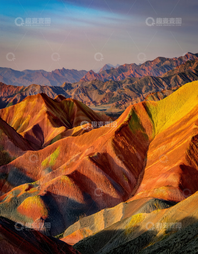 高清大图下载【趣麦麦图】霞光里色彩绚烂的壮美丹霞山峦