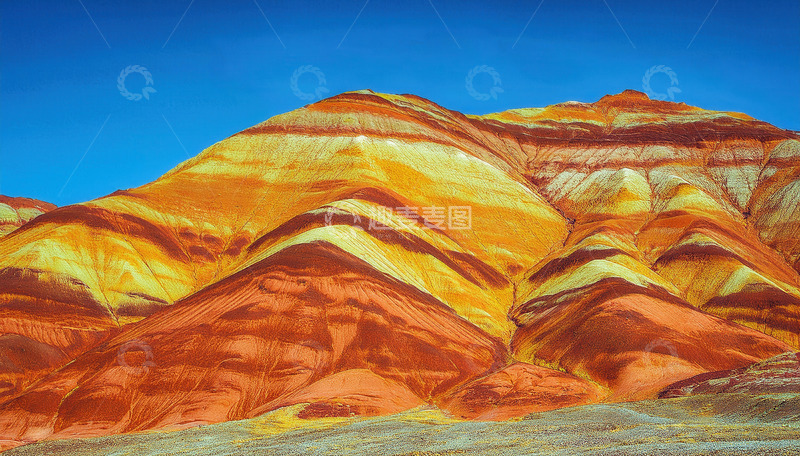 高清大图下载【趣麦麦图】蓝天映衬下的缤纷彩色山脉风光