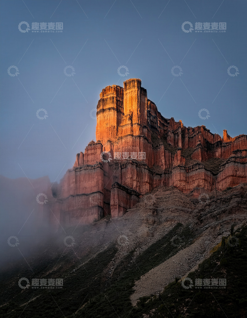 高清大图下载【趣麦麦图】雾霭中被光照亮的赤色岩峰