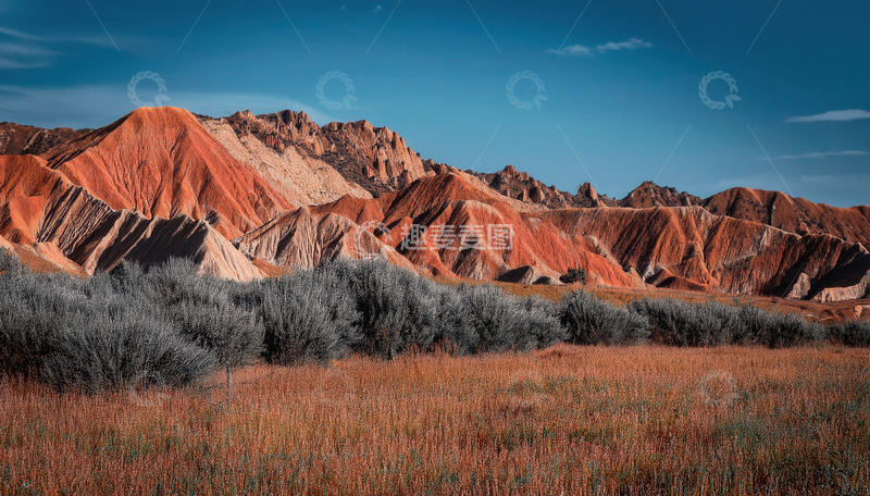 高清大图下载【趣麦麦图】蓝天下彩山与枯草地的独特景致