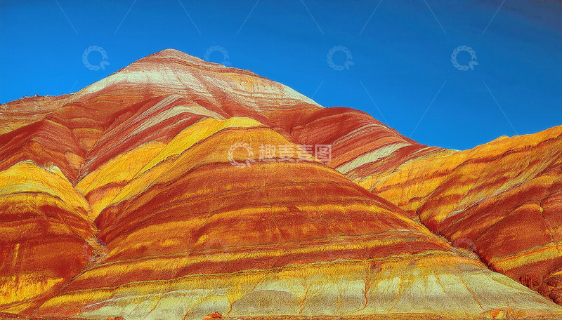 高清大图下载【趣麦麦图】蓝天背景下色彩层叠的壮美山峦
