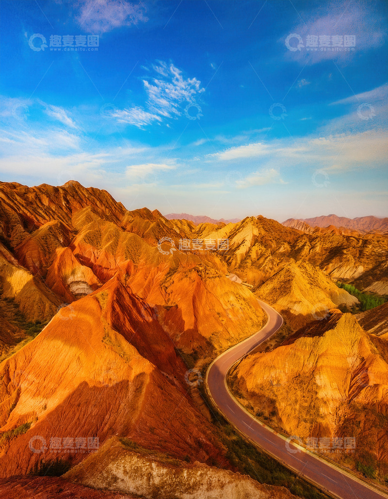 高清大图下载【趣麦麦图】蓝天丽日下穿行七彩山峦的公路